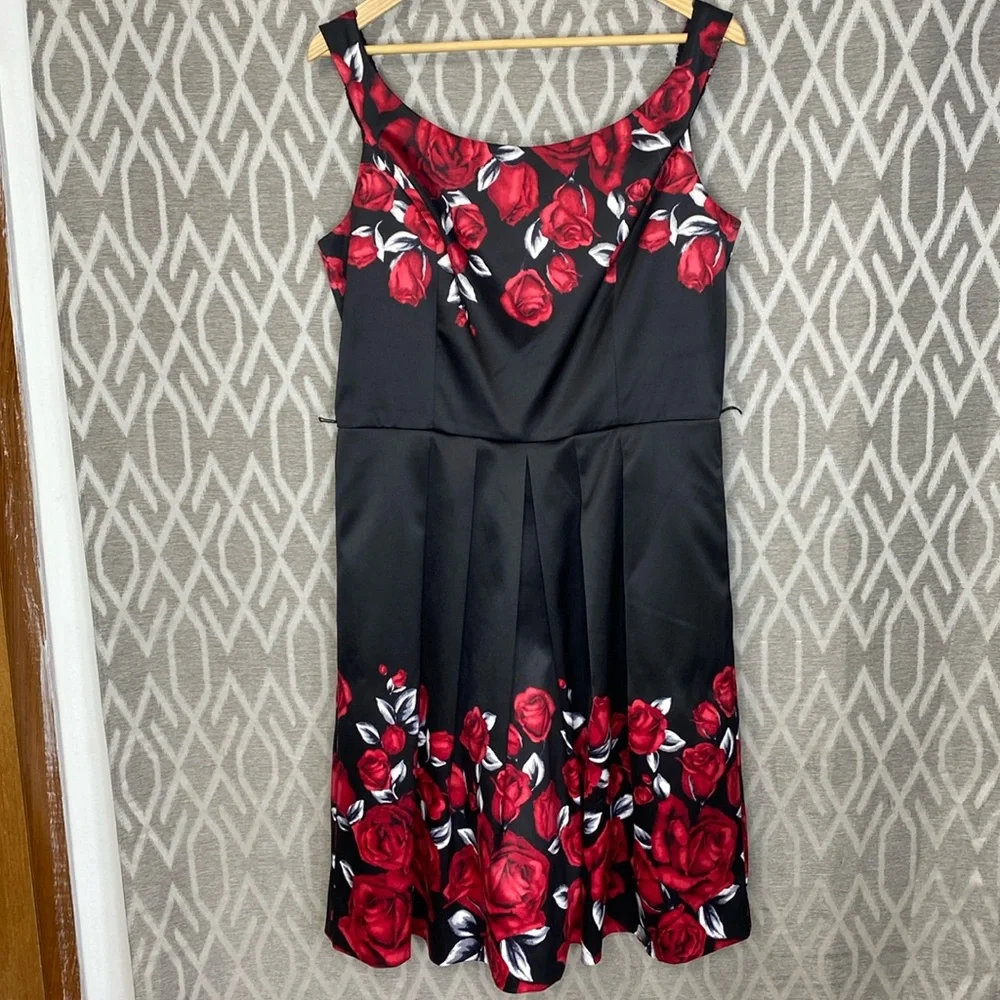 White House Black Market Cocktail Dress Scoop Neck Pleated Skirt Black Red Roses